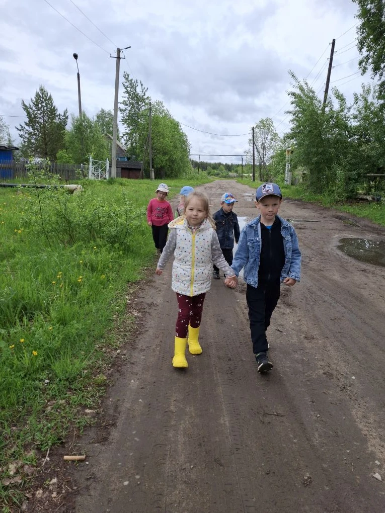 🚸В старшей группе прошла целевая прогулка, посвящённая правилам дорожного движения. Ос...