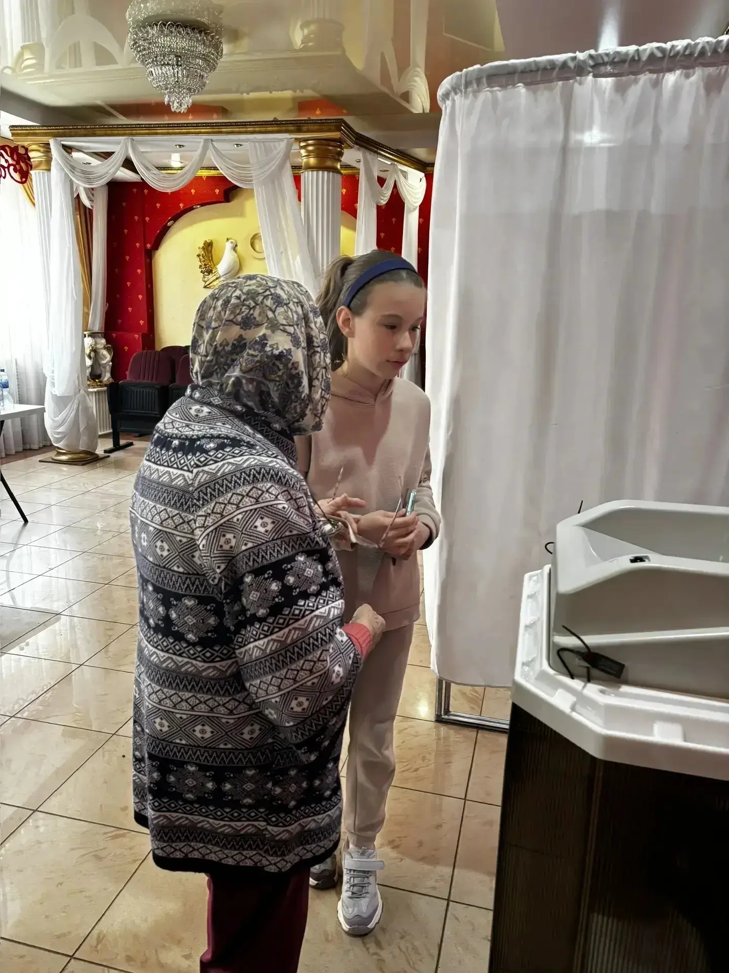 🙋На избирательный участок - с правнучкой  Свидетелями особенного момента сегодня, 19 апреля,  на доп