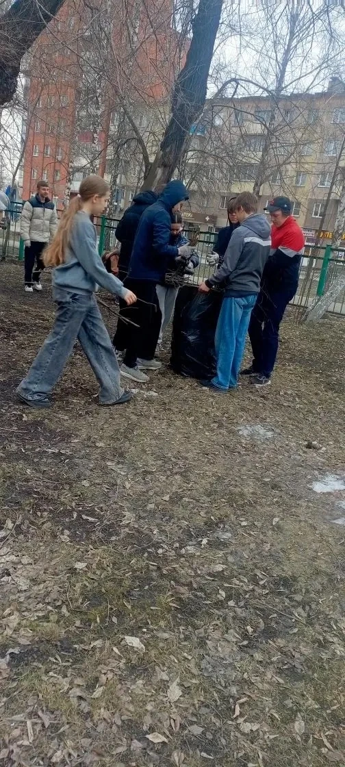 Чистота начинается с нас! 🌿  Несмотря на переменчивую погоду, всё это время на территории кипела раб