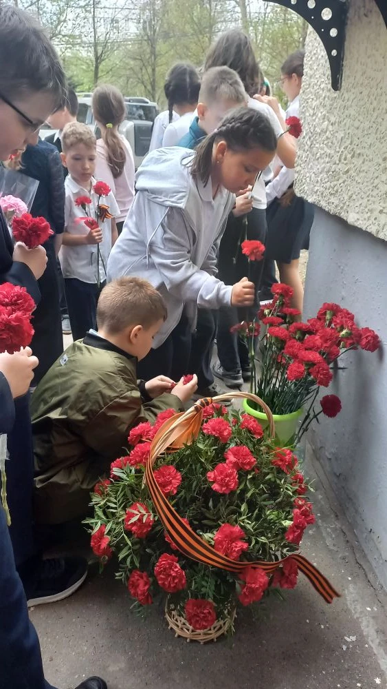 🕊 Память жива, пока мы помним.  5 мая ученики 3 «Г» и 6 «В» классов лицея № 4 почтили память Горлова