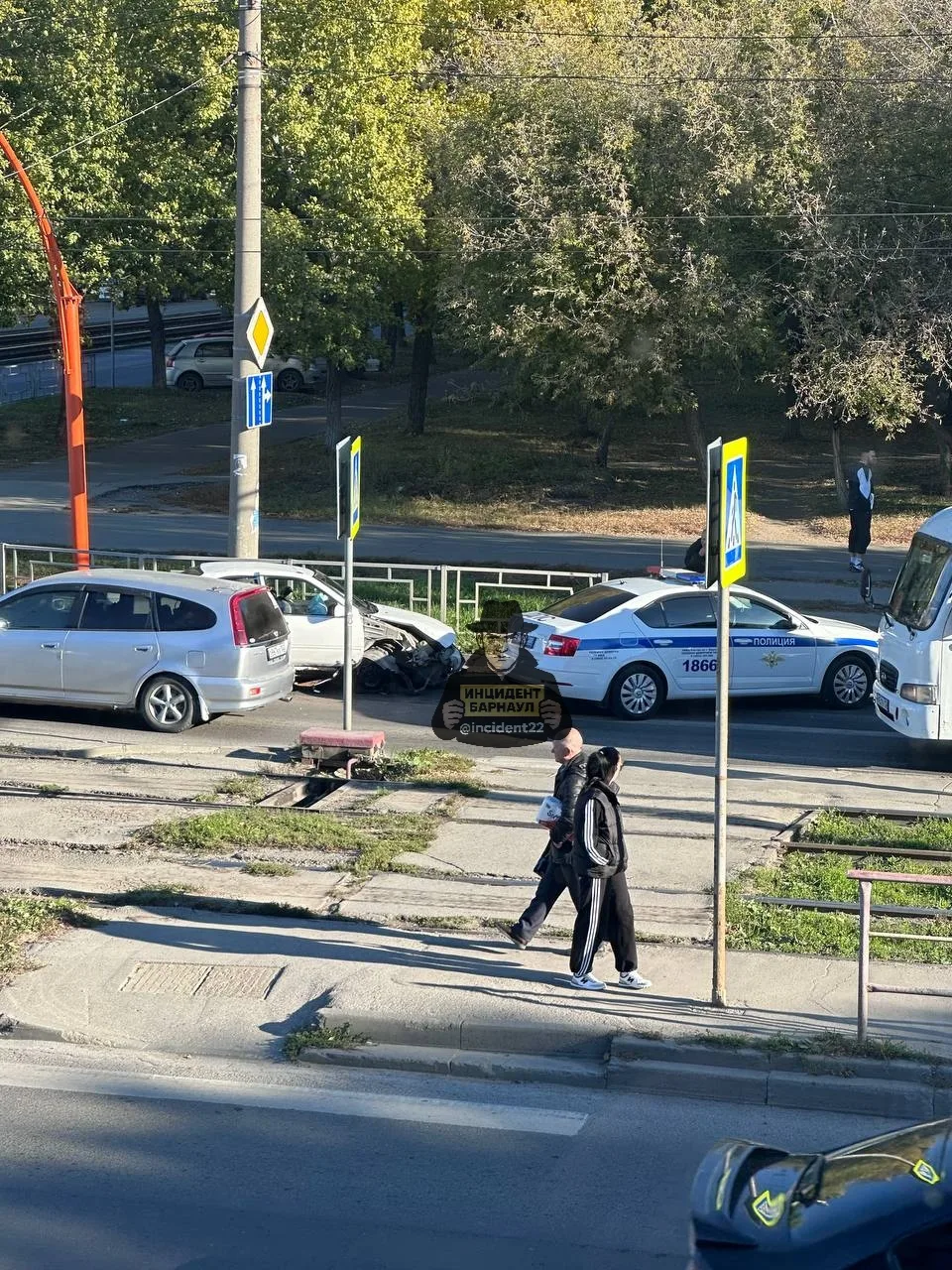 ДТП в Барнауле: автомобиль врезался в забор на перекрёстке