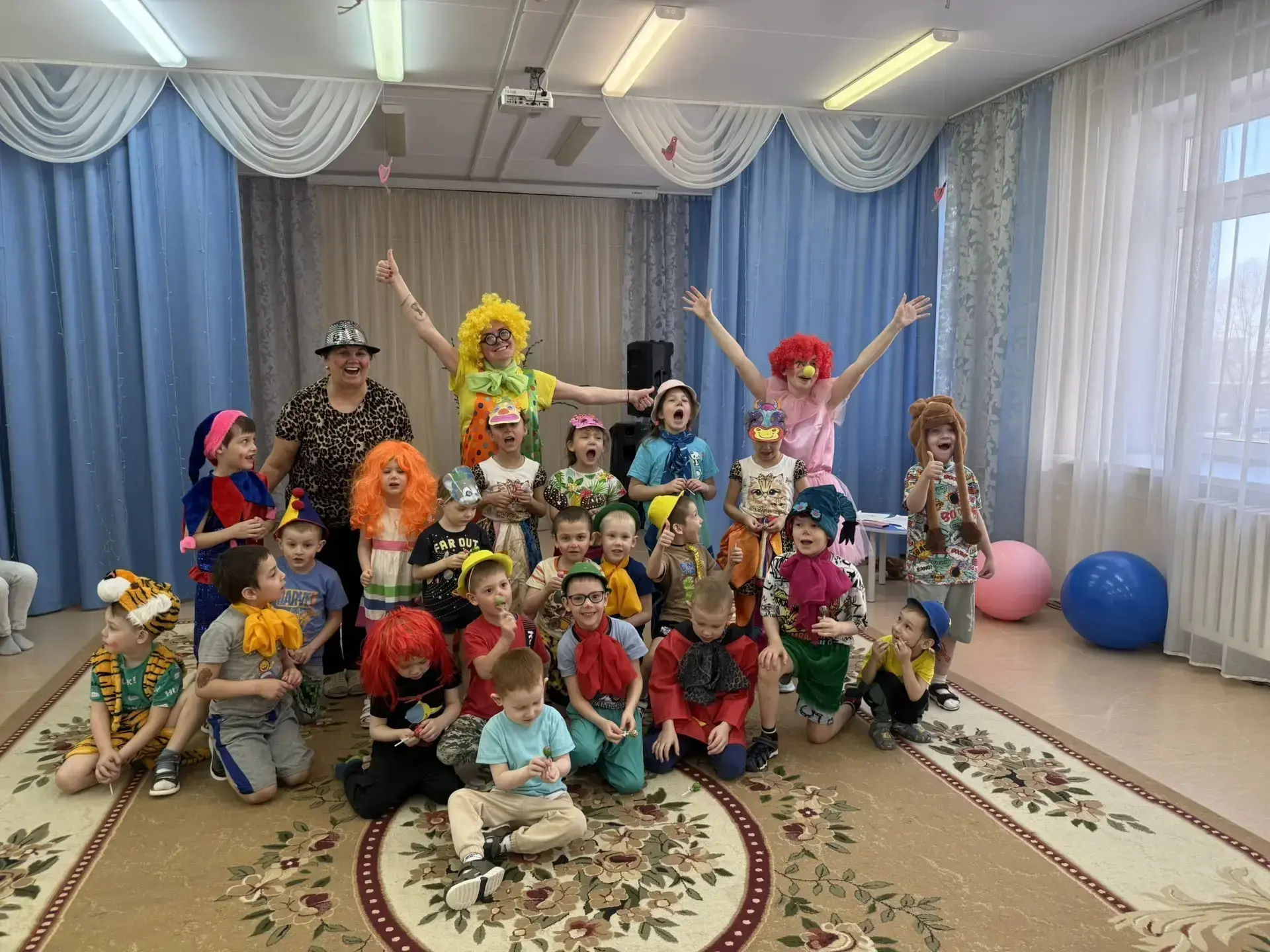 Дорогие наши родители, спешим поделиться калейдоскопом эмоций с прошедшего Дня шуток и смеха! 🗓️🎉
