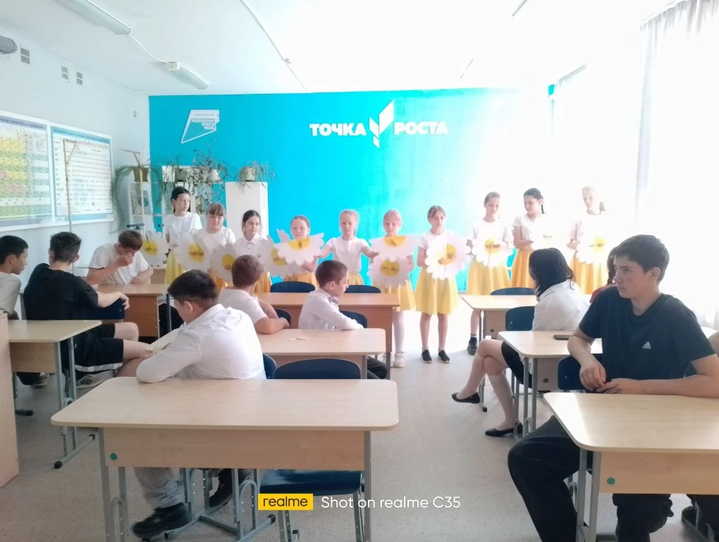 💫🍭Неделя Радуги. День третий. Пришли  поздравить и пожелать успехов, выпускники 4 кла...