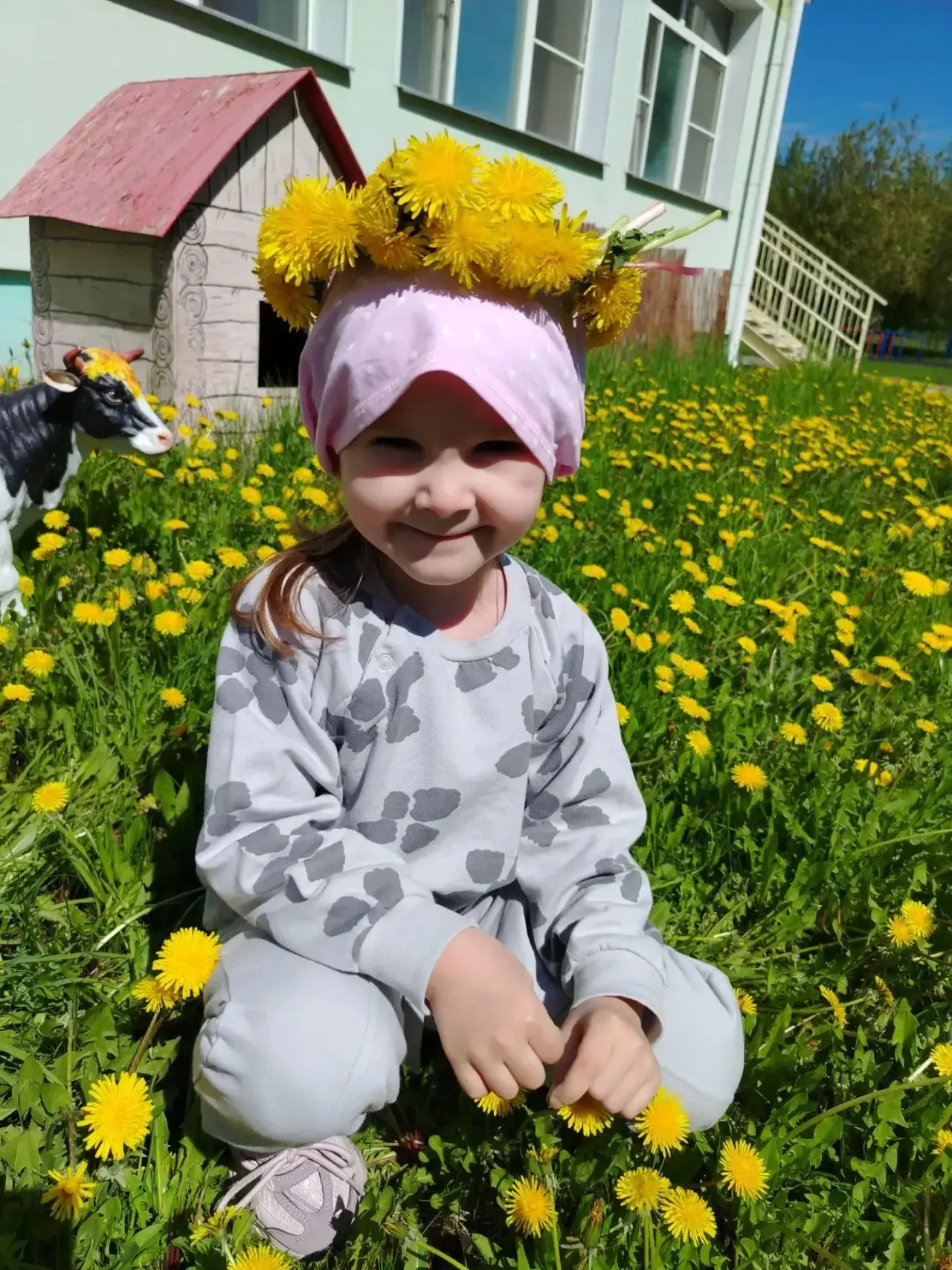 Сколько одуванчиков
В жёлтых сарафанчиках!
По полянке кружат
С солнцем очень дружат.
Мы их соберём
И