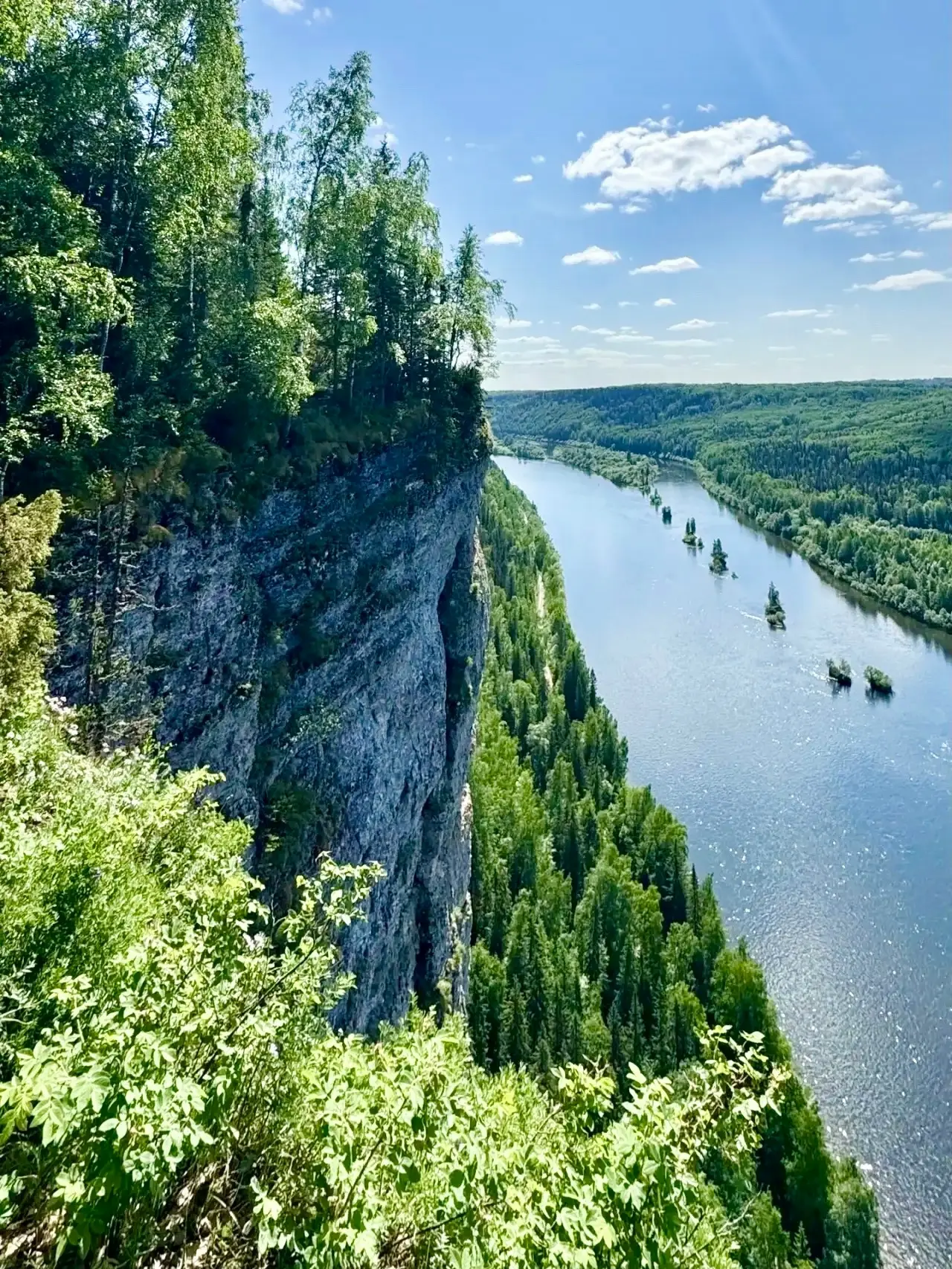 🏞 Великолепный вид на реку Вишеру и камень Полюд с камня Ветлан. Пермский край.

 Фото: Ольга Белог