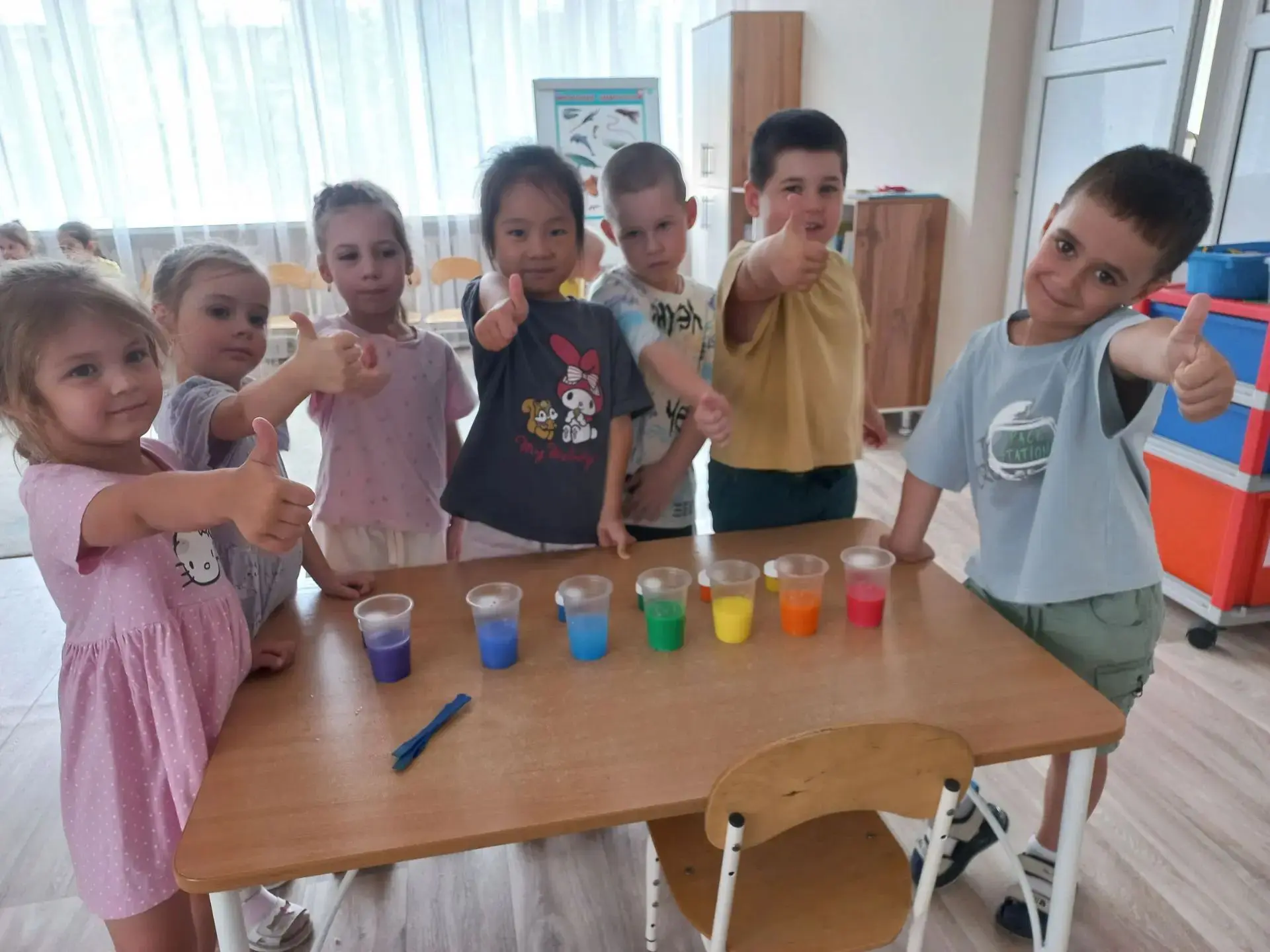 Ребята группы "Бабочка" изучают свойства воды