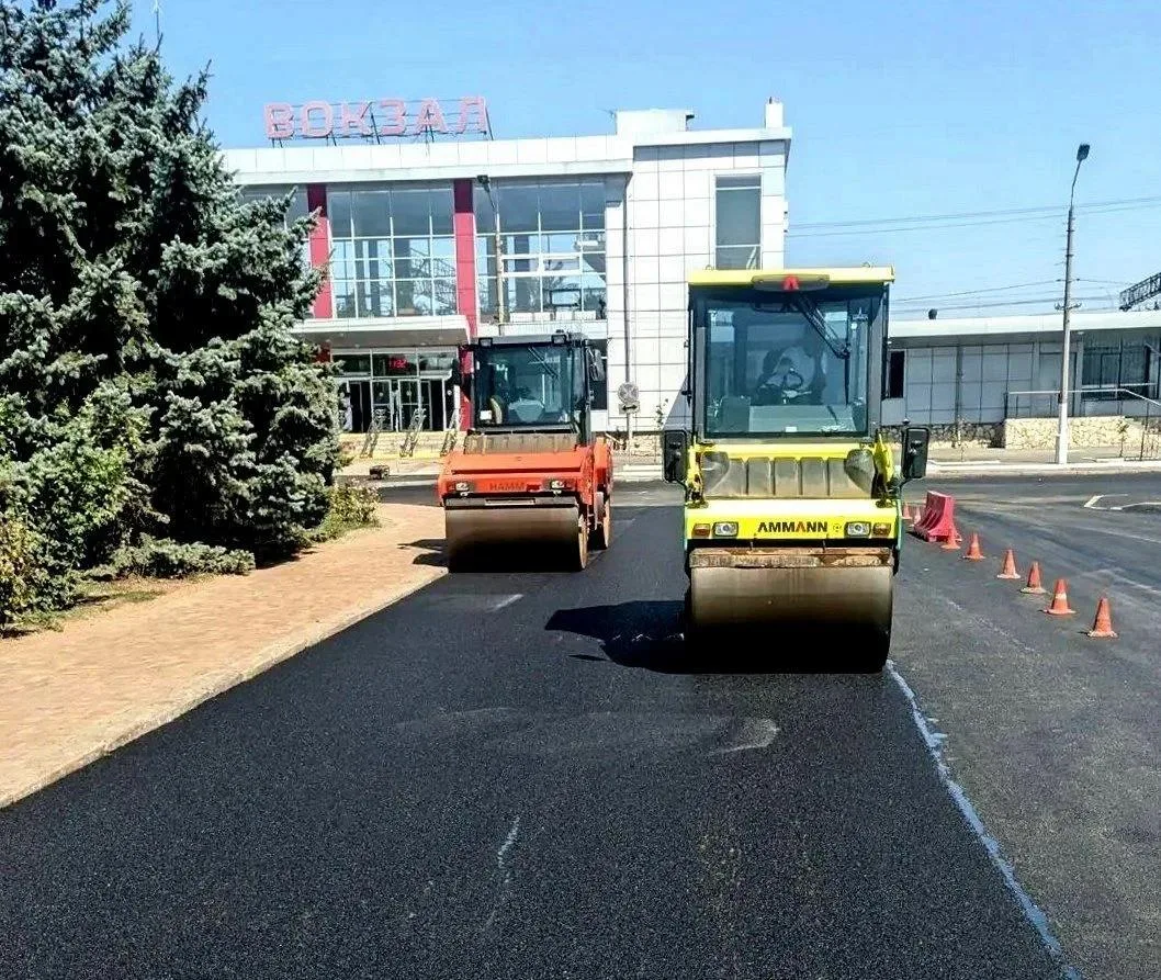 На Привокзальной площади Волжского завершили укладку асфальта.