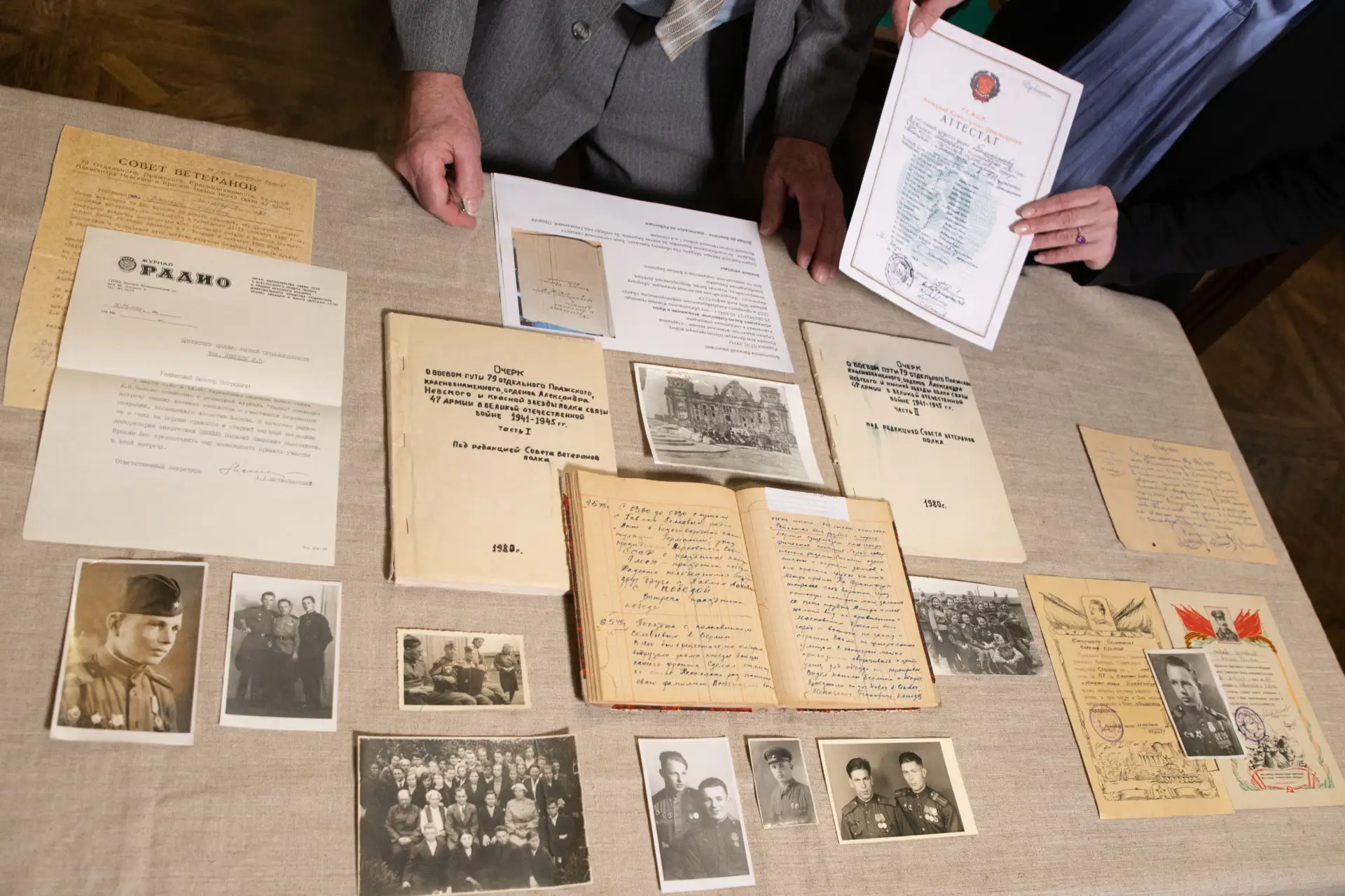 В дар Музею Победы передали документы, фронтовой дневник и фотографии радиста Великой Отечественной,