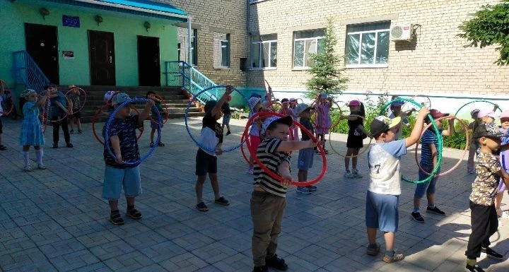 "На зарядку становись!"- так начинается каждое утро в нашем детском саду. Но летом происходят интере