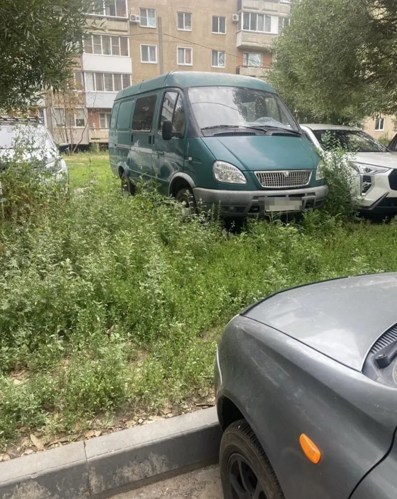 По фактам размещения автомобилей на зеленых зонах в Энгельсе возбуждено более 10 административных де