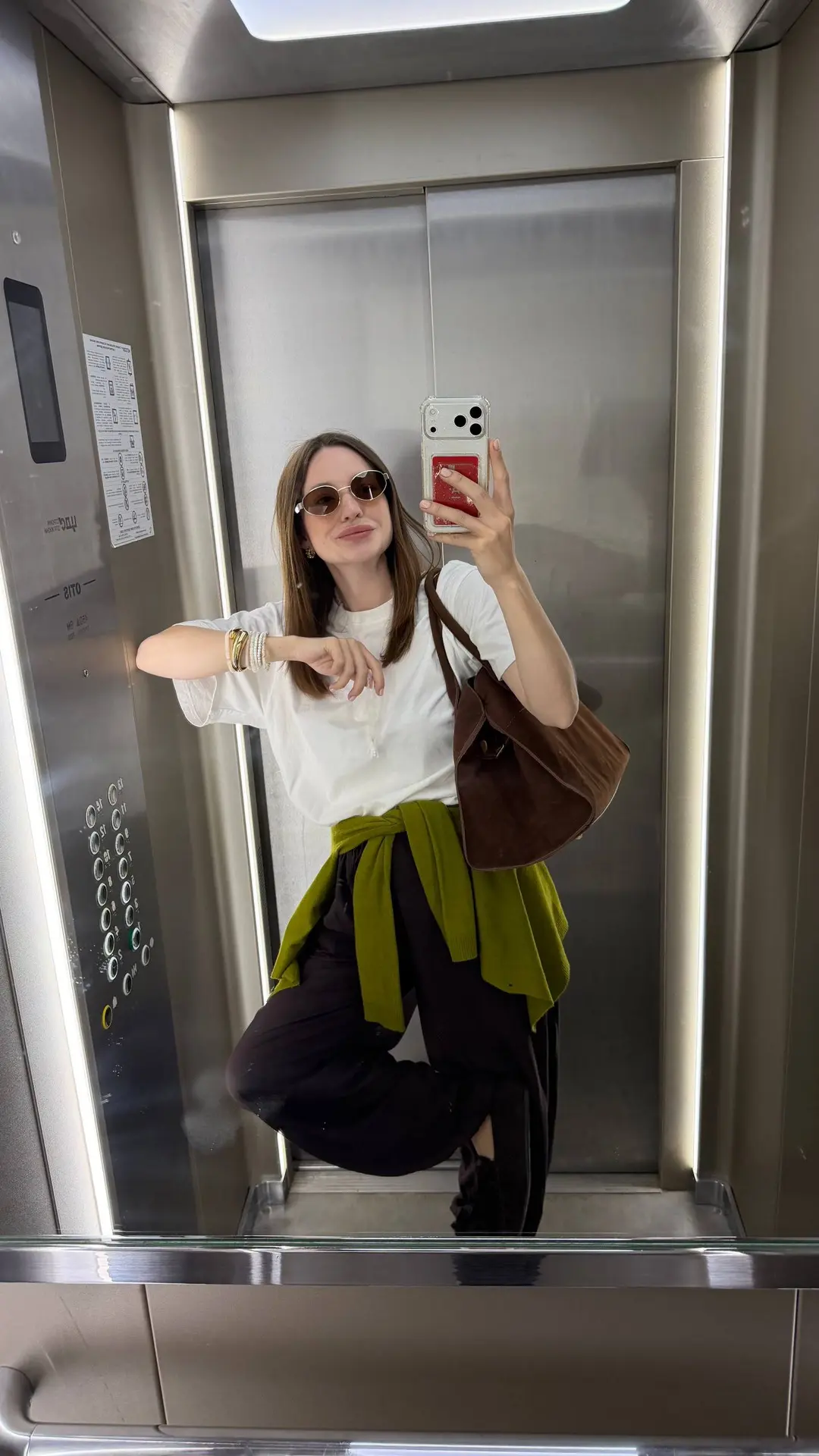 Сегодняшний #lookoftheday

Выгуливаю почти тотал образ: 
• футболка, брюки и лоферы Gloria Jeans, вс