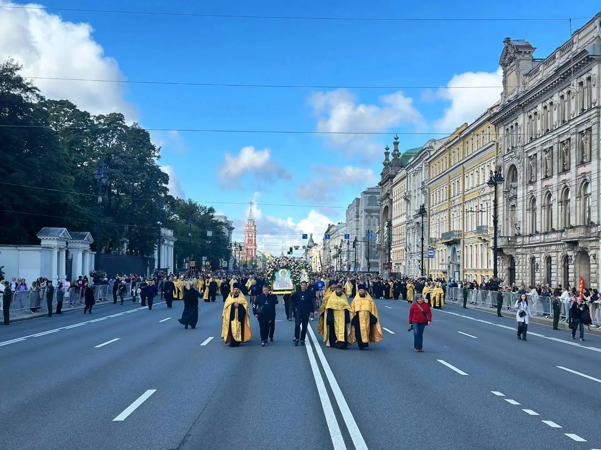 Петербург встретил мощи двух святых воинов