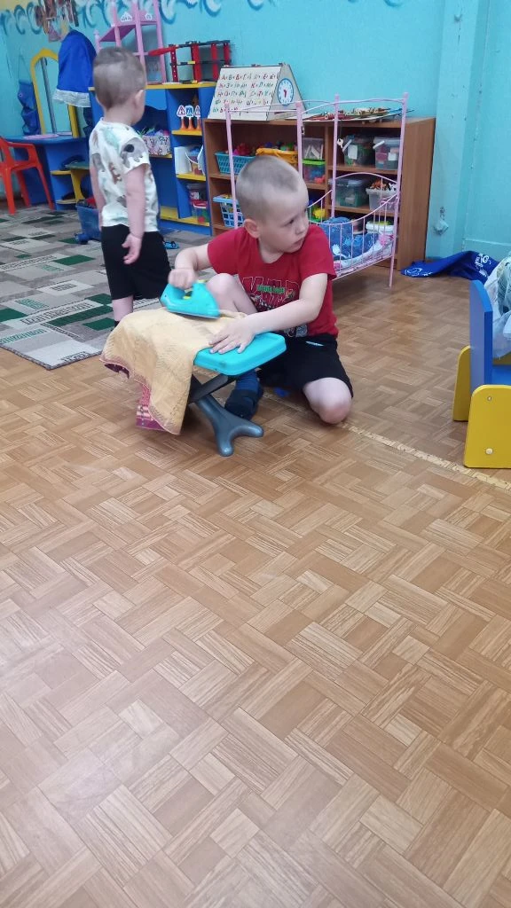 Ребенок тысячи ролей в игре примерит,