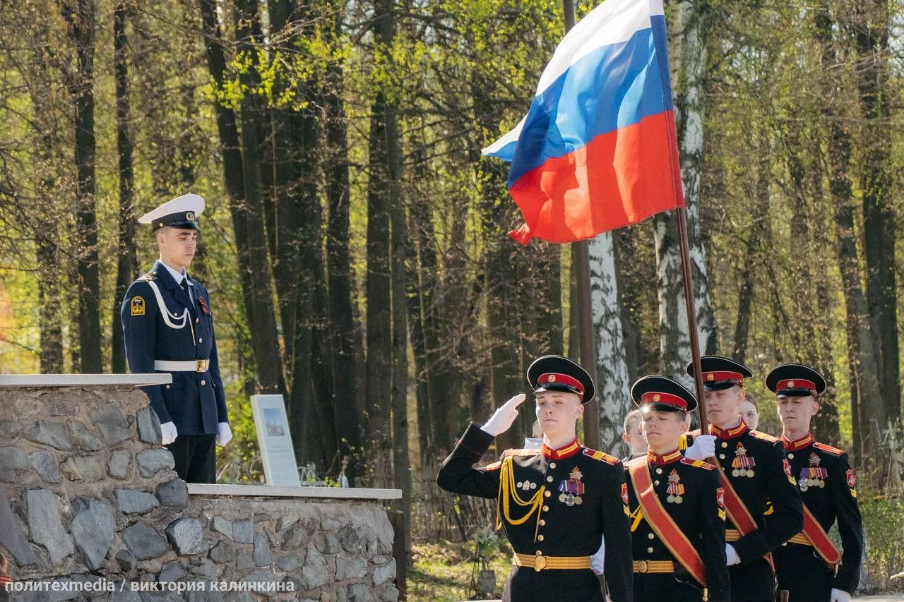 7 мая состоялась церемония возложения цветов к монументу «Скорбящая», посвященная 81-й ...