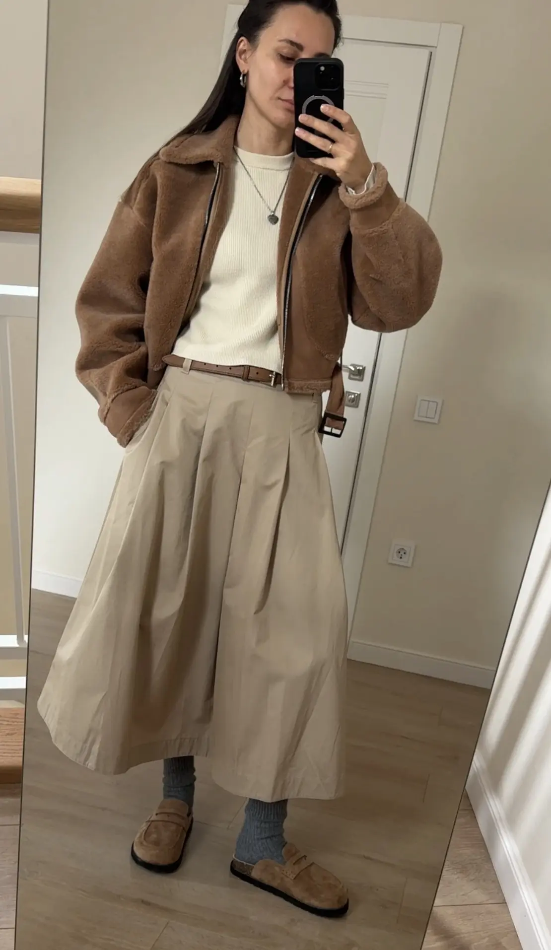 Многие спрашивали меня про эту юбку. Я брала через Баера в Massimo Dutti   И вот попалась на глаза е