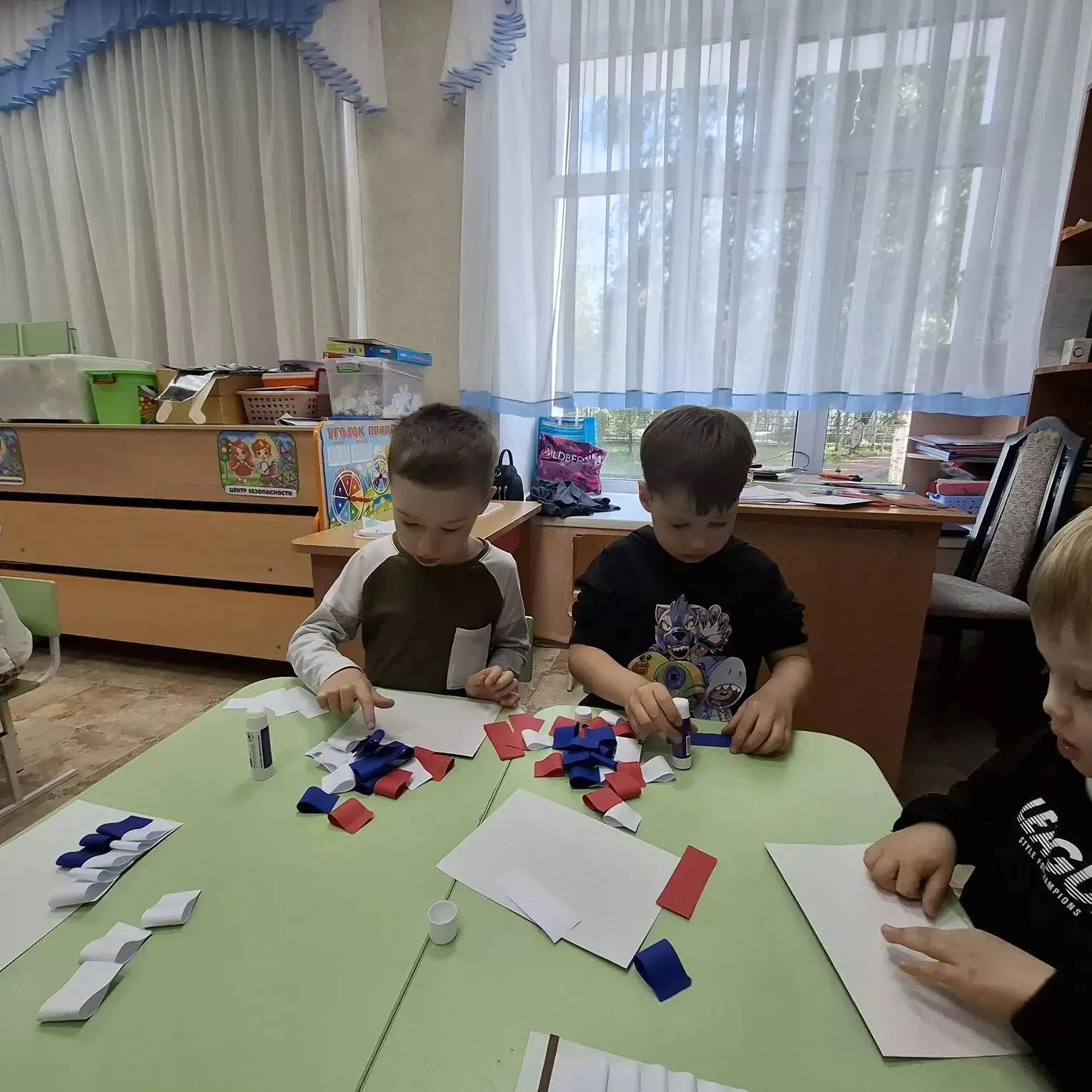 Юные таланты средней группы «Колокольчик» вложили душу в подготовку ко Дню России: они старательно с