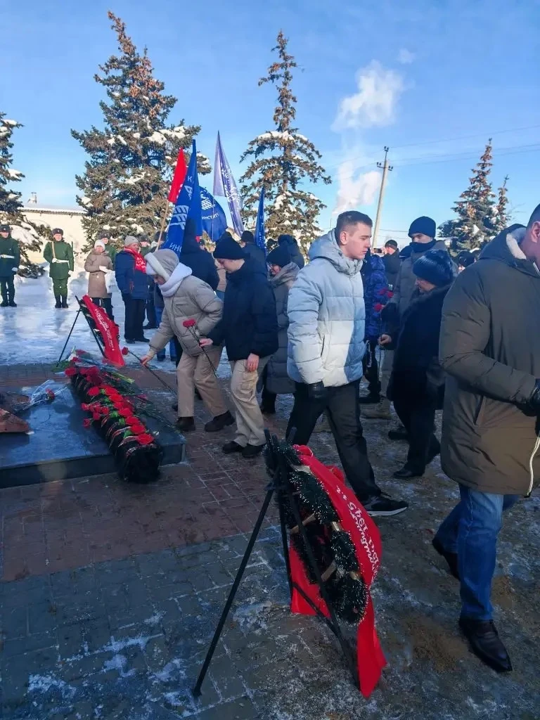 #СШ12_СталинградскаяБитва #СШ12_МыПатриоты #СШ12_ПомнимЧтимГордимся  🇷🇺Сегодня наши учащиеся  почтил