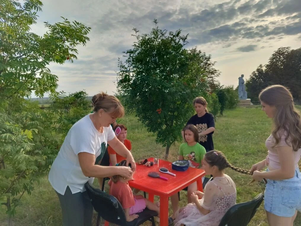 День красоты в Жабском СДК. На мастер-классе «Краса длинная коса» ребята узнали три главные техники 