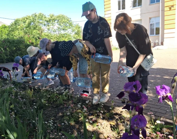Сегодня в пришкольном лагере шумно и весело. Утро началось с полезных дел: ребята поливали цветы и у