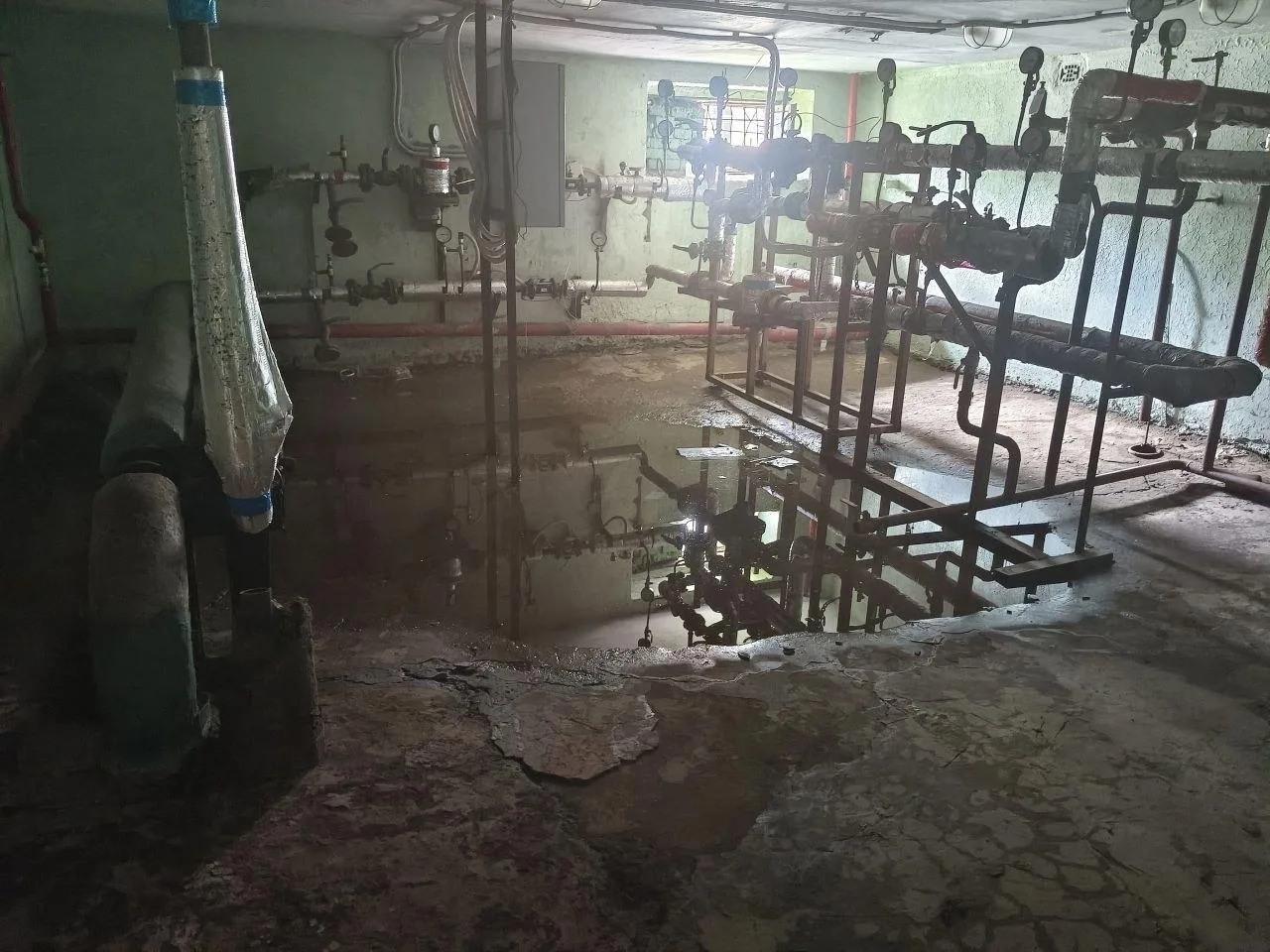🏚️ Жители дома на проспекте Стачек жалуются на прорыв трубы и просевший асфальт
