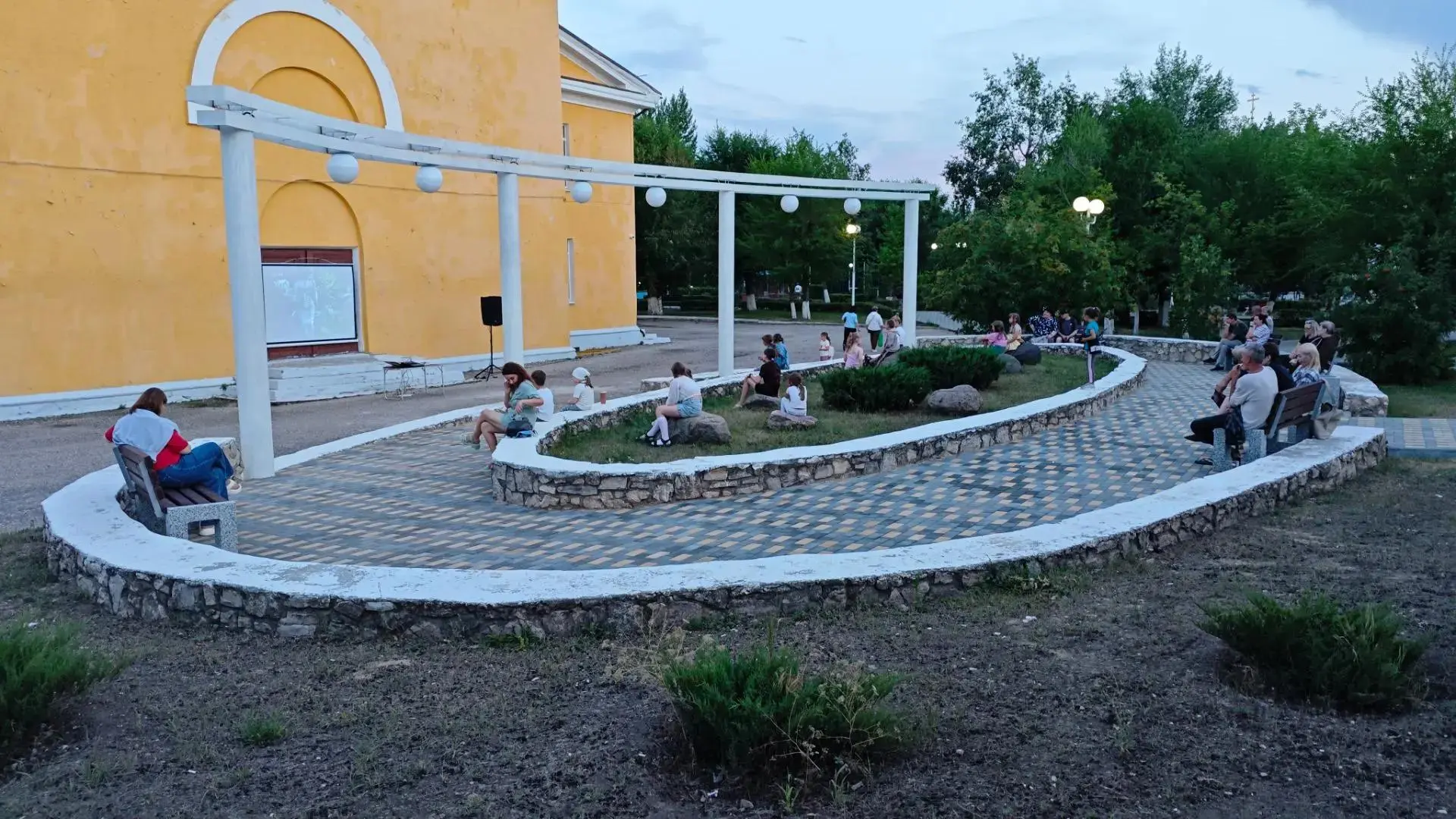🎬 Вчера в Комсомольском парке царила особая атмосфера — прошёл показ ретрокино под открытым небом! 