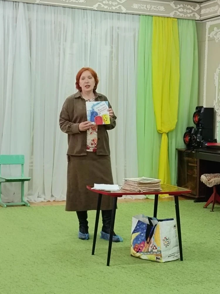 📚 В гостях у сказки! К нашим малышам пришли в гости настоящие хранители книг-сотрудники библиотеки. 