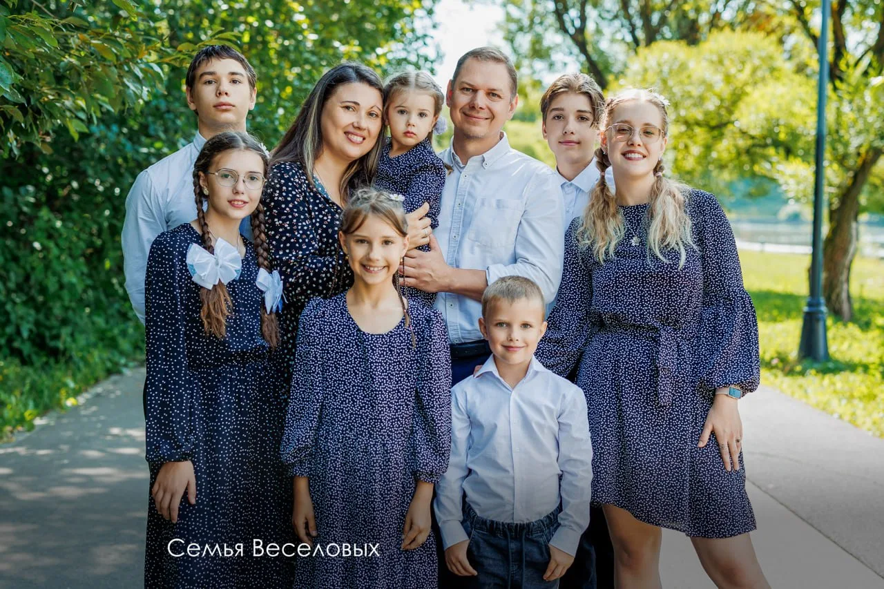 Многодетную семью из Зеленограда наградили почетным знаком — они воспитывают семерых детей

Юлия и С