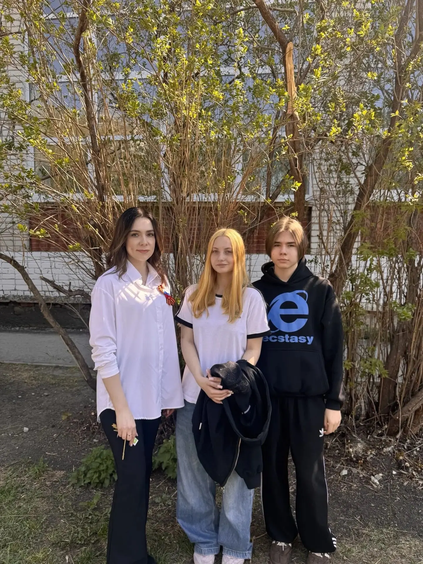 🌷 Цветы Победы: ученики украшают школьную территорию в преддверии 9 Мая! 🌷    В преддверии Дня Побед