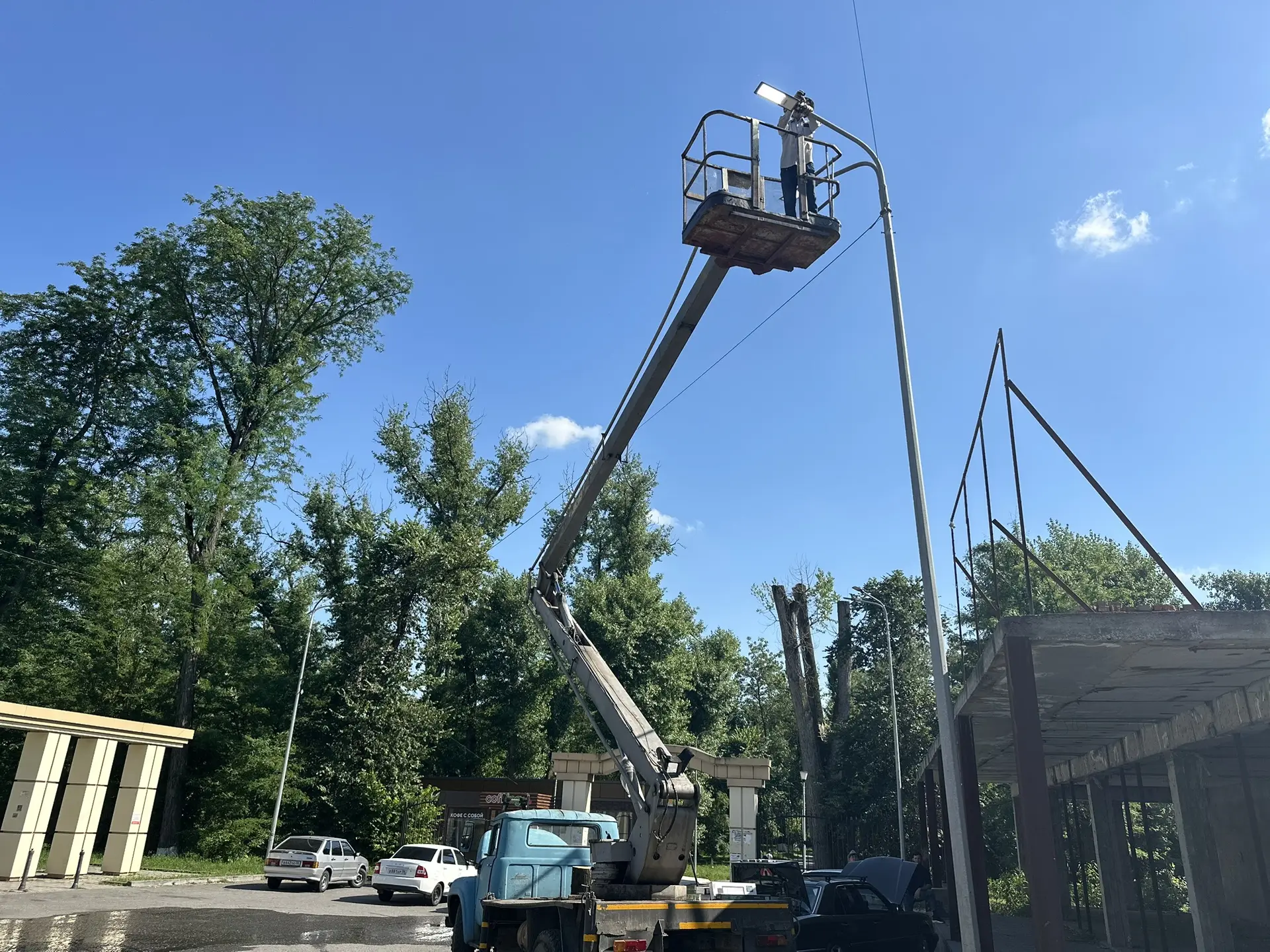 💡Даже в выходные дни работа по благоустройству Малгобека не останавливается. 

👥Специалисты городс