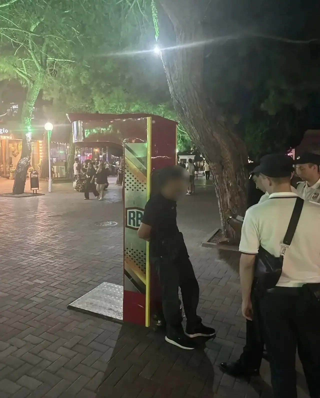 🚨В Геленджике продолжаются рейды против незаконной торговли и развлечений.

👮‍♂️👮‍♀️В ходе очеред