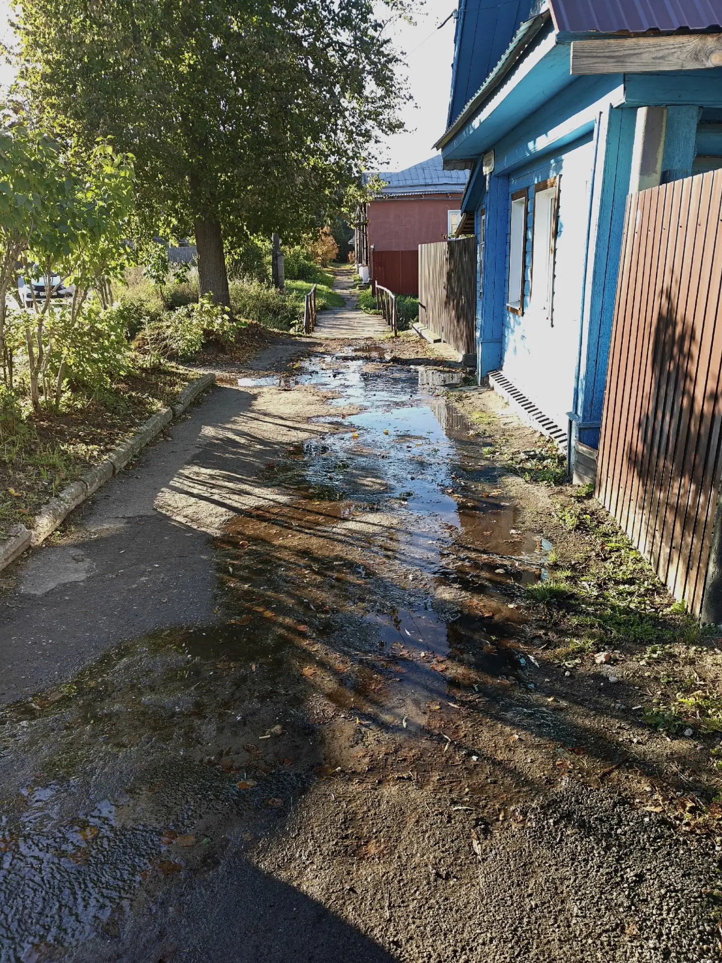 Целую неделю течет вода около милиции.