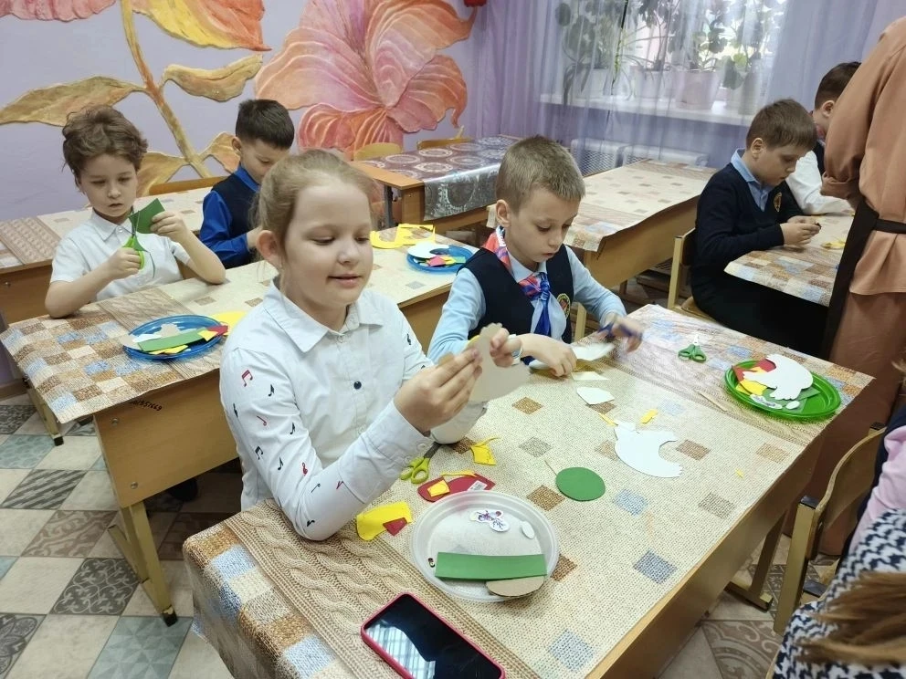 🌸 Пасхальное творчество 2 «А»  Накануне светлого праздника Пасхи наш 2 «А» класс вместе с классным р