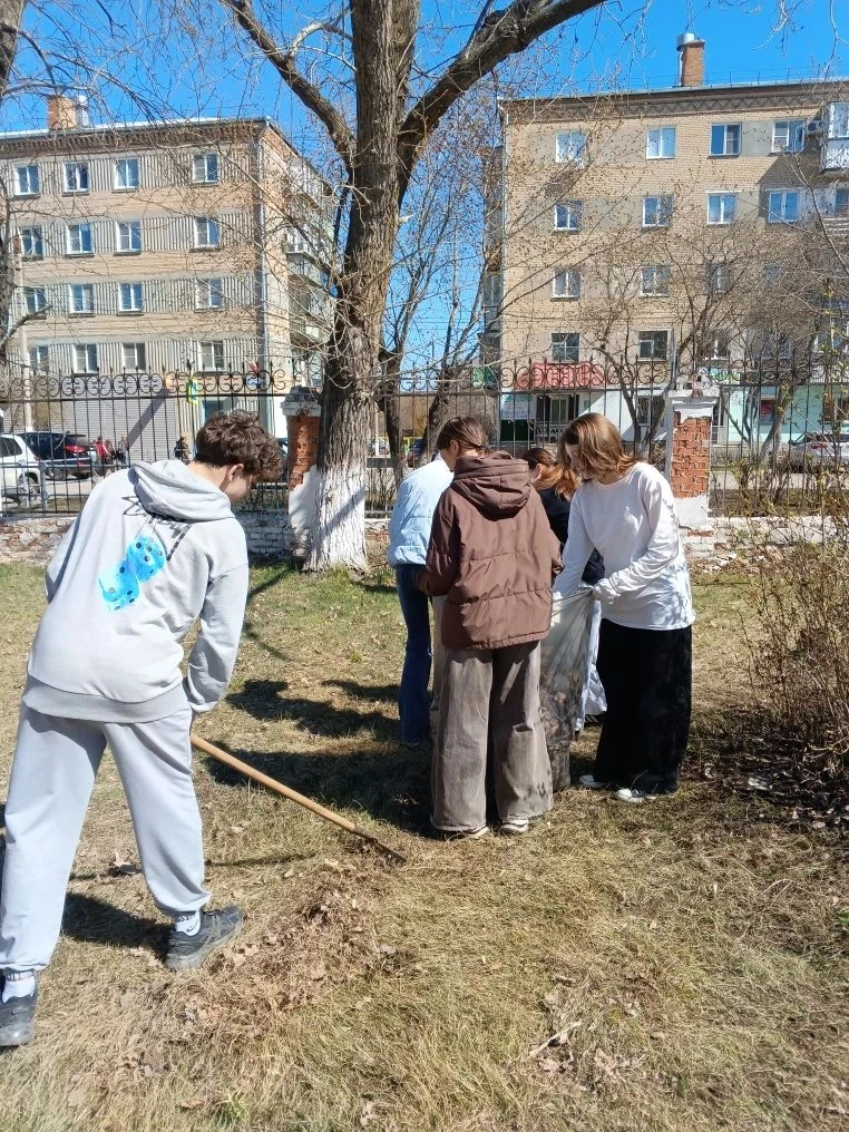 Главное на субботнике- хорошая погода и отличное настроение! Классный руководитель Елена Владимировн