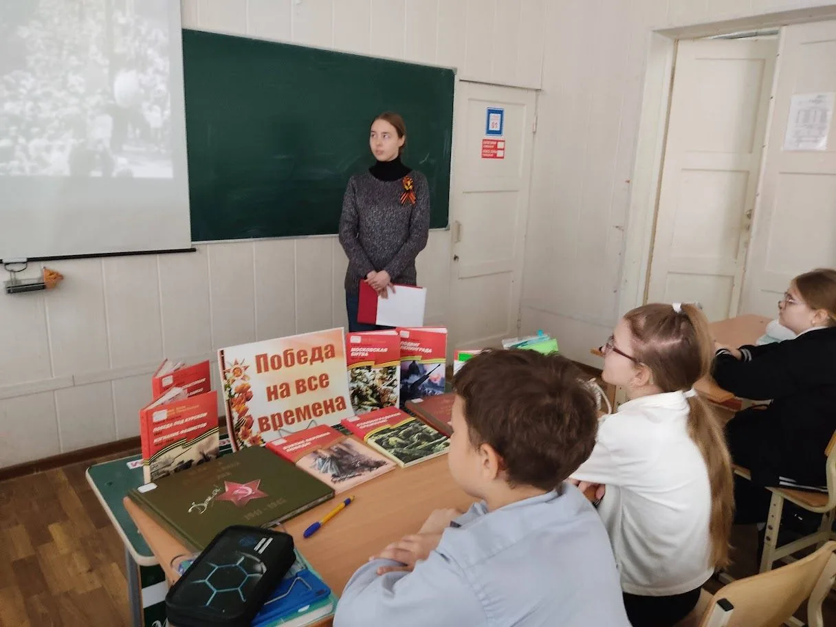 Литературно-патриотический час «Сквозь года звенит Победа»   9 Мая — день, который навсегда вписан в