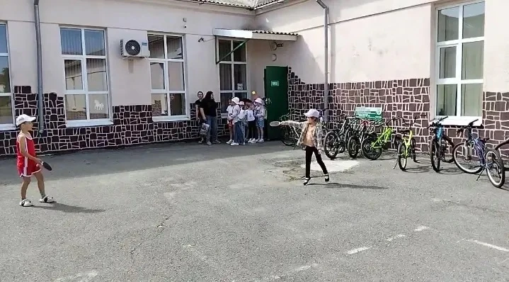 Здравствуйте, а вы хотите познакомиться с нами? Мы -     "Спортивный" отряд  пришкольно...