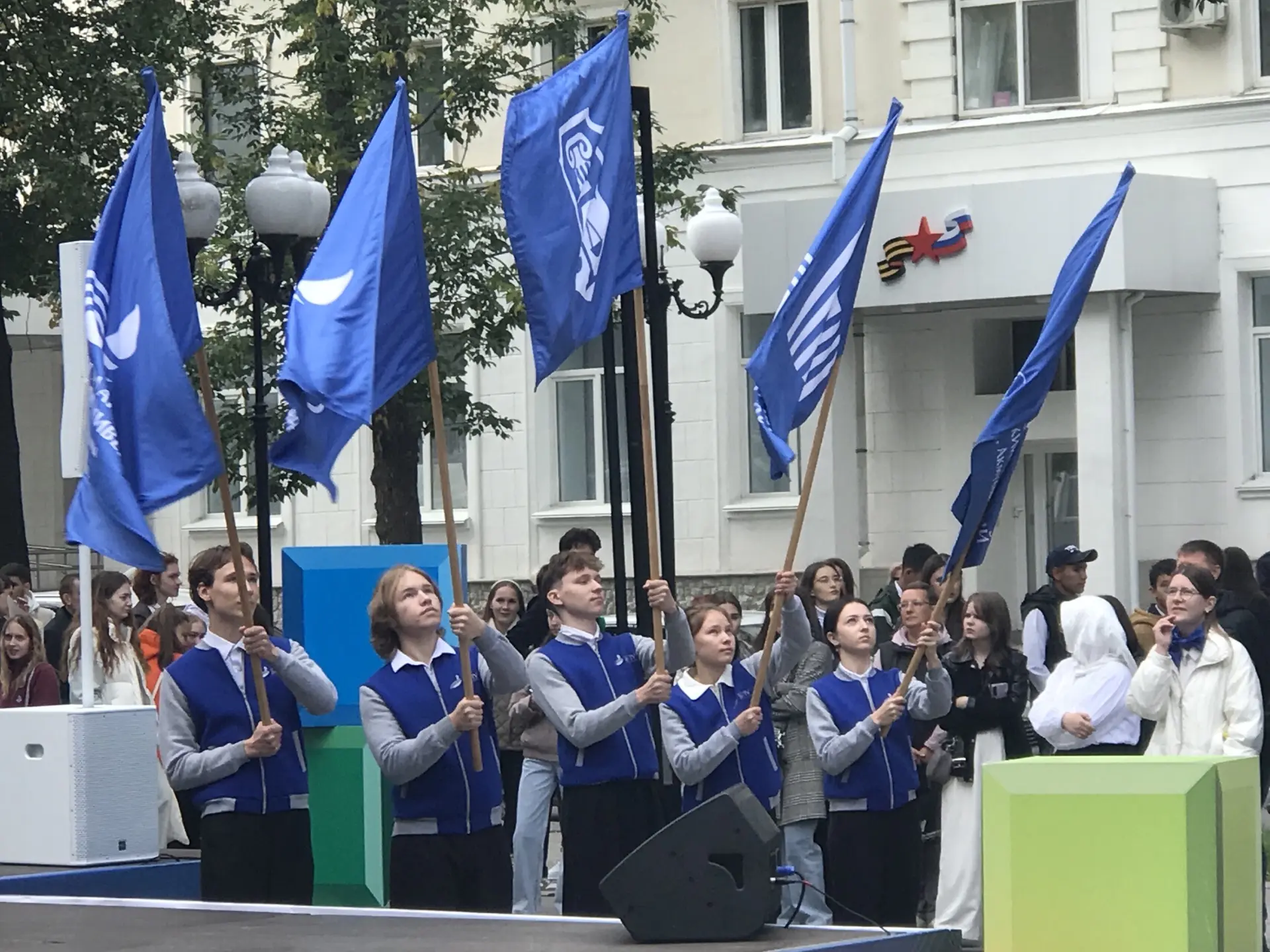 Флаги торжественно переданы! Вперёд, наши первокурсники! Удачи вам!