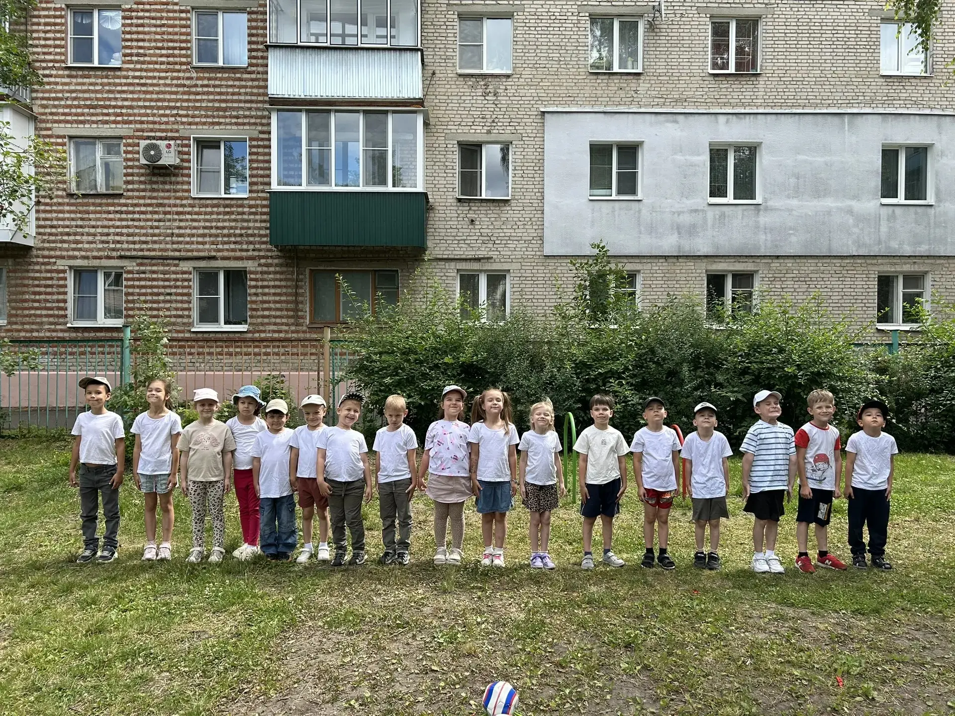 Мы олимпийцами пока не стали,
У нас свои награды впереди!
Спортивные награды и медали
Хотим стране л
