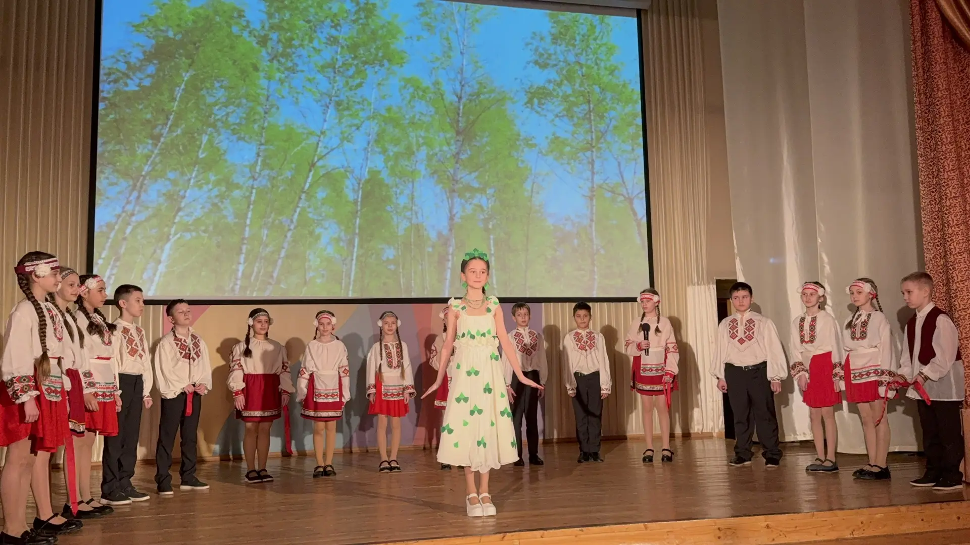 ✨ «Орлята России» на фестивале «Наследие Сурской земли» — путешествие в сердце традиций!  Ребята пел