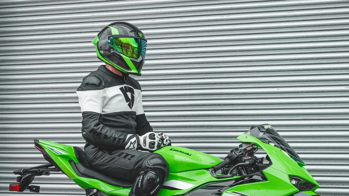 Ruroc выпустила шлем для фанатов Kawasaki. Британский бренд представил AT4.0 Track Verd...