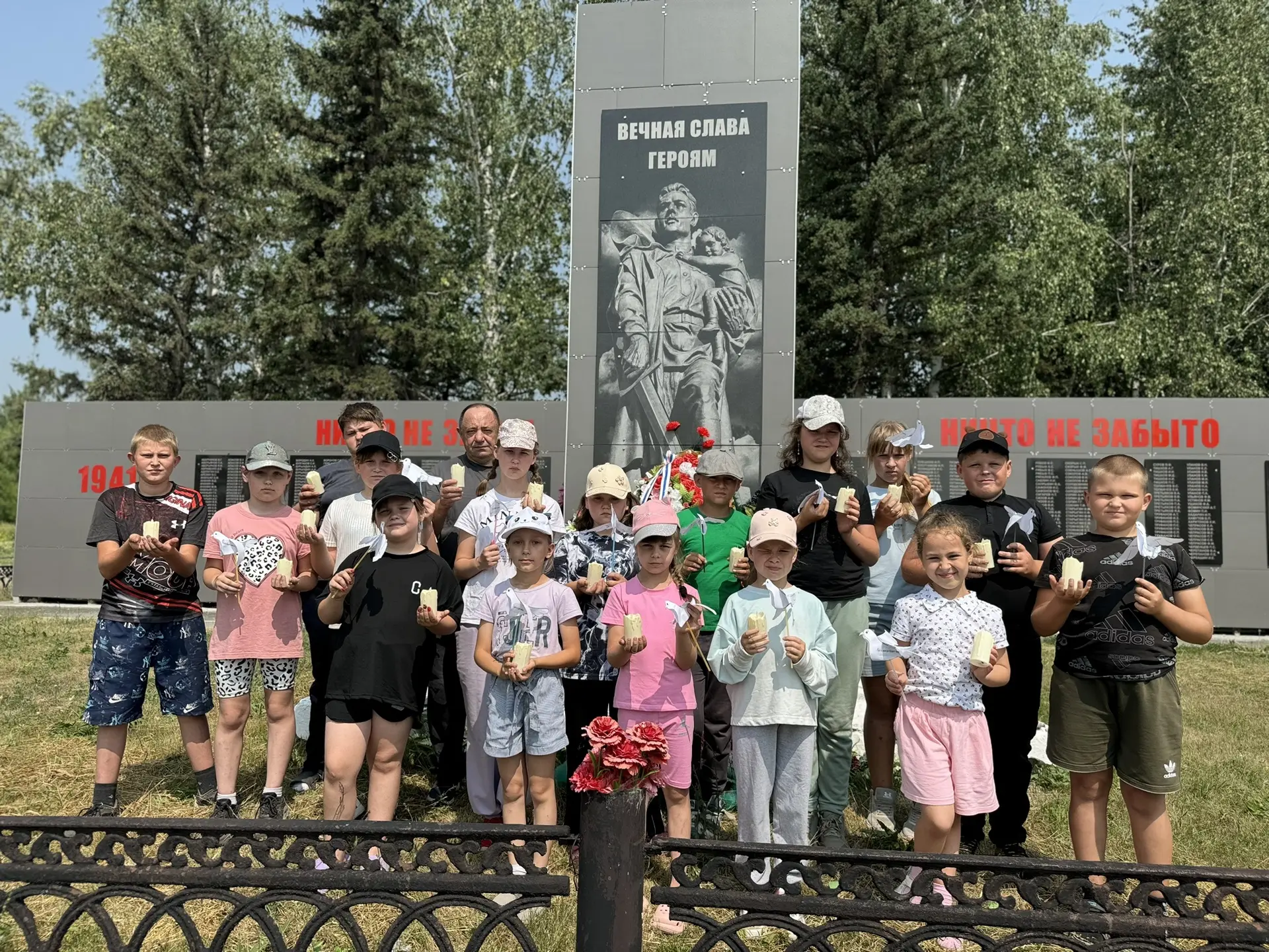Мы помним…

🕯️ В нашем пришкольном лагере «Ромашка» прошли памятные мероприятия, приуроченные к Дню