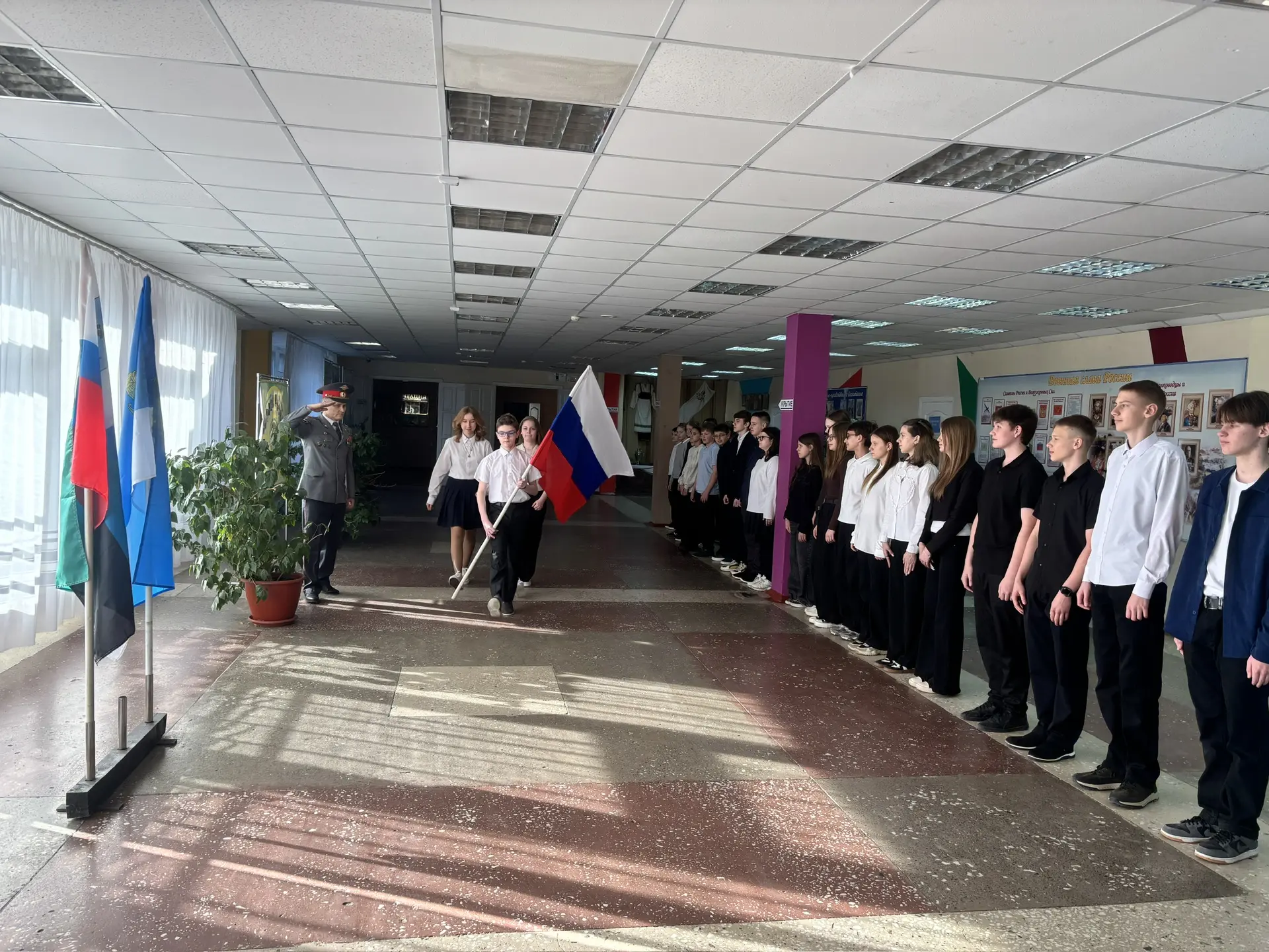 Сегодня в нашей школе прошла традиционная еженедельная линейка с подъёмом государственного флага 🇷🇺 