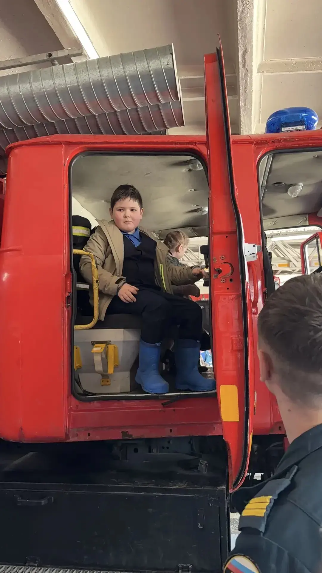 🚒🧑🏻‍🚒17 марта ребята 2Г класса (кл. руководитель Колычева Г.Е.) были на экскурсии в пожарной части №