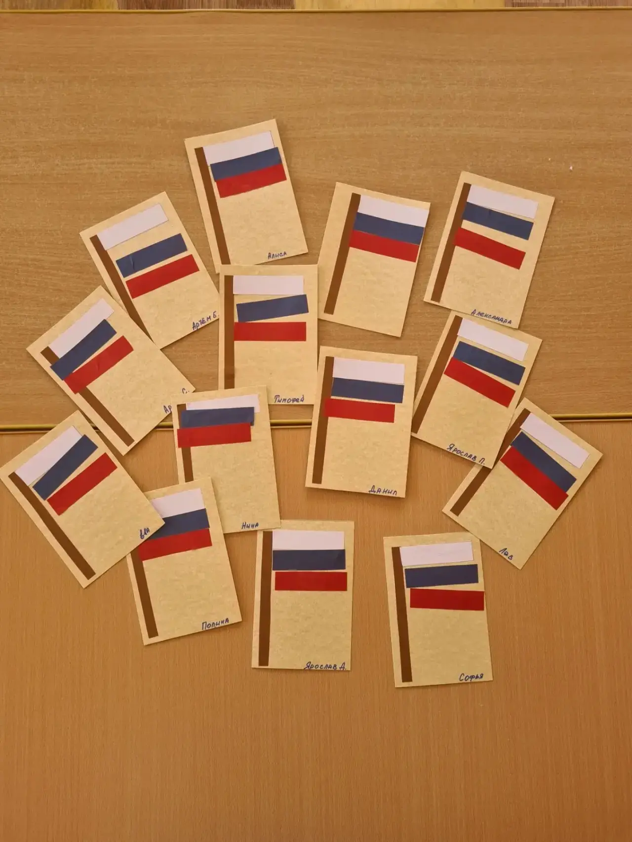 Цель занятия по аппликации «Флаг России» во второй младшей группе №1 «Солнышко»: