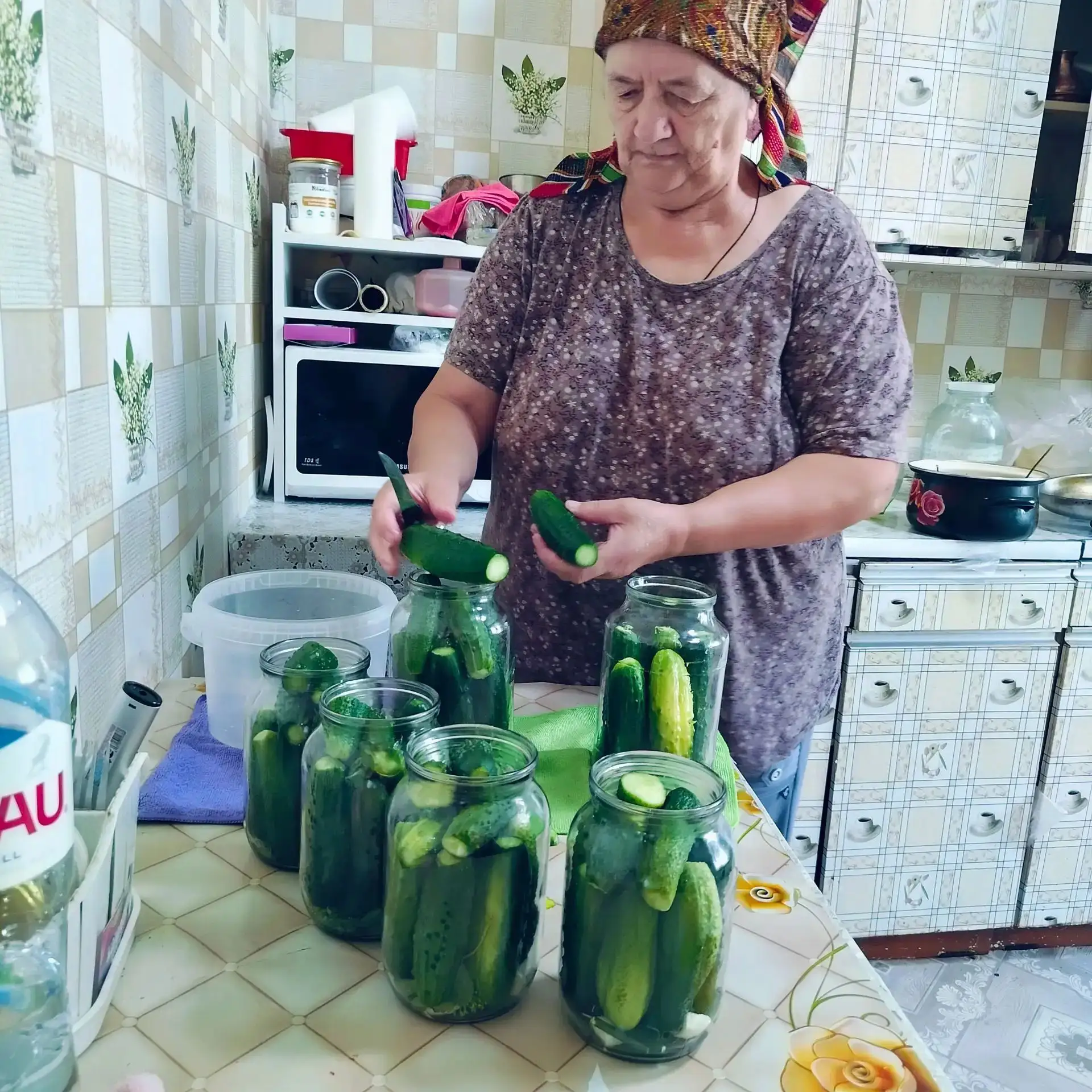 В отделении социально бытового обслуживания на дому продолжается акция "Лето в банки".