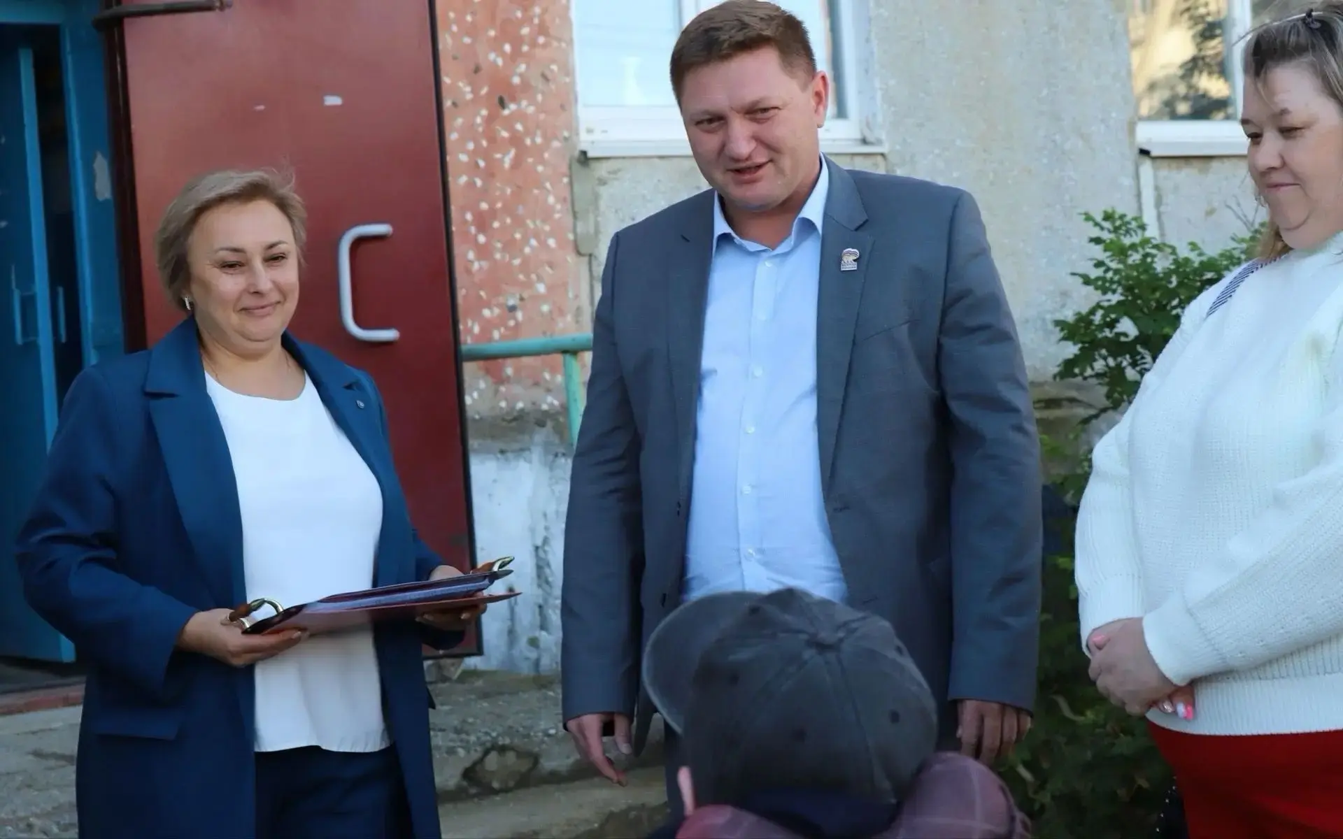 В Пелыме колясочнику вручили ключи от полностью адаптированной квартиры