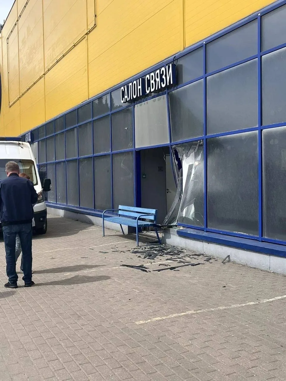 🤯 В Истре автомобиль влетел супермаркет. Один человек пострадал