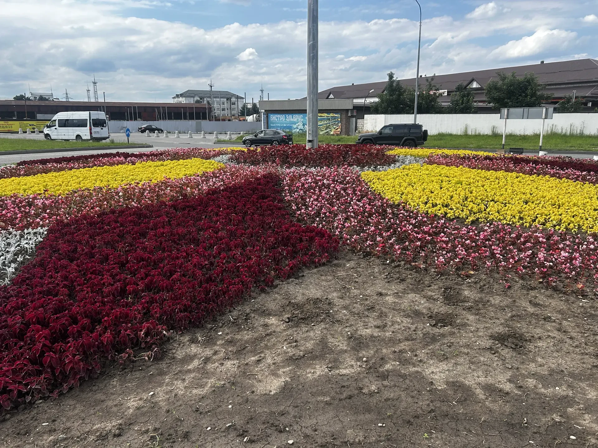 Пока специализированная техника обеспечивает чистоту дорог, а городские территории ежед...
