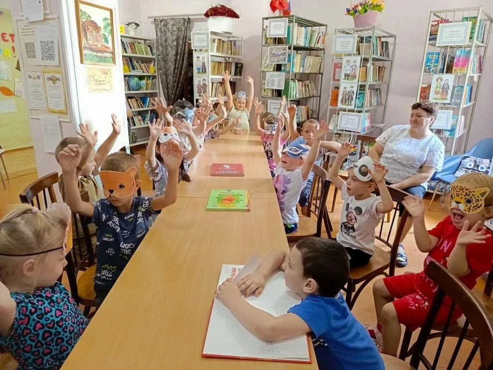 Сегодня наши ребята ходили на экскурсию в библиотеку. Здесь наших воспитанников всегда ...