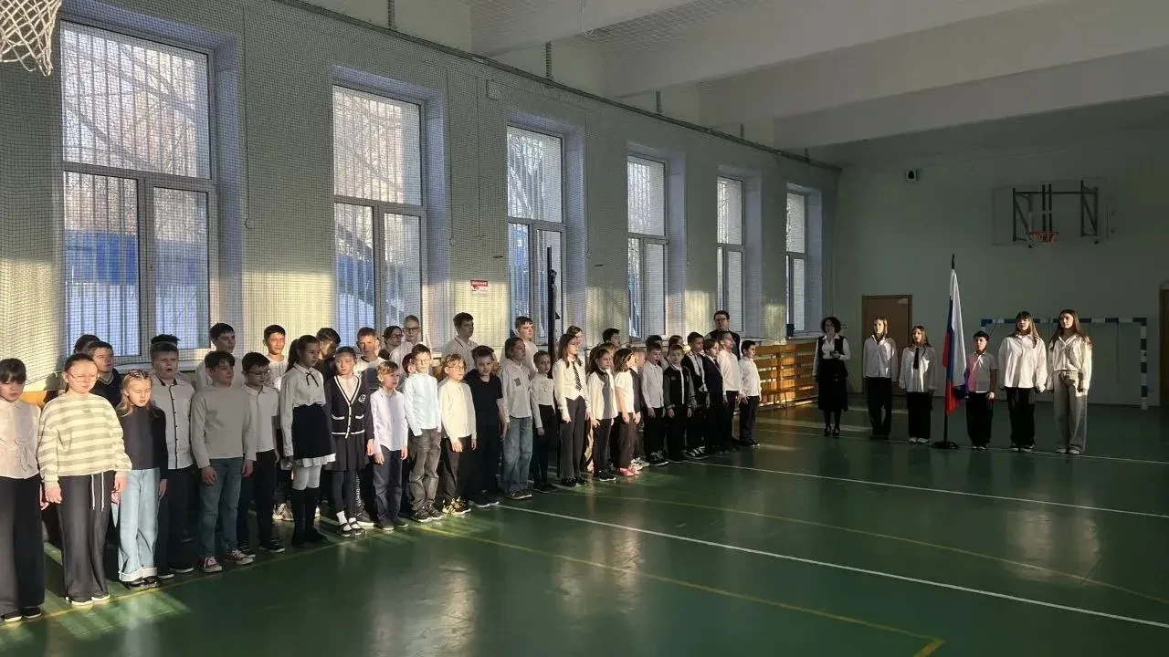 🇷🇺 Утро понедельника: Церемония поднятия флага в Школе 536  🙌 Сегодня, как и положено по традиции, у