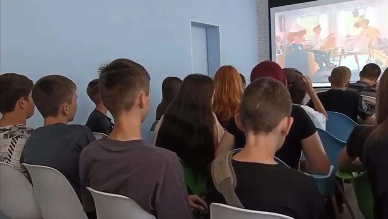 В рамках работы досуговой площадки 1 июля для учащихся МБОУ «СОШ №10» состоялся организованный просм